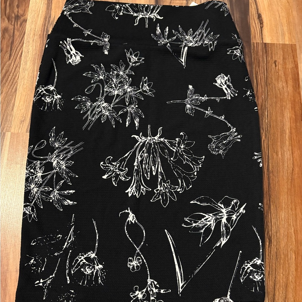 Lulu Roe - Cassie - Medium - Floral Black and White Women's Skirt